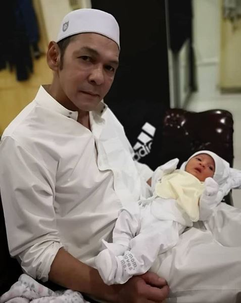 "Baru Berusia 3 Bulan," Comelnya Anak Datuk Jamal Abdillah ...