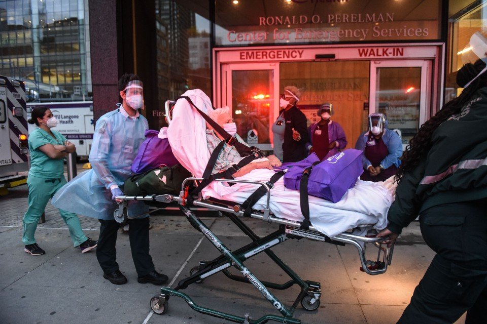 Seorang lelaki dibawa ke Hospital NYU Langone, New York City untuk diberikan r4w4tan. Amerika Syarikat mencatatkan lebih daripada 2,000 kem4tian akibat wabak COVID-19 dalam tempoh 24 jam untuk hari ketiga berturut-turut. - Foto AFP